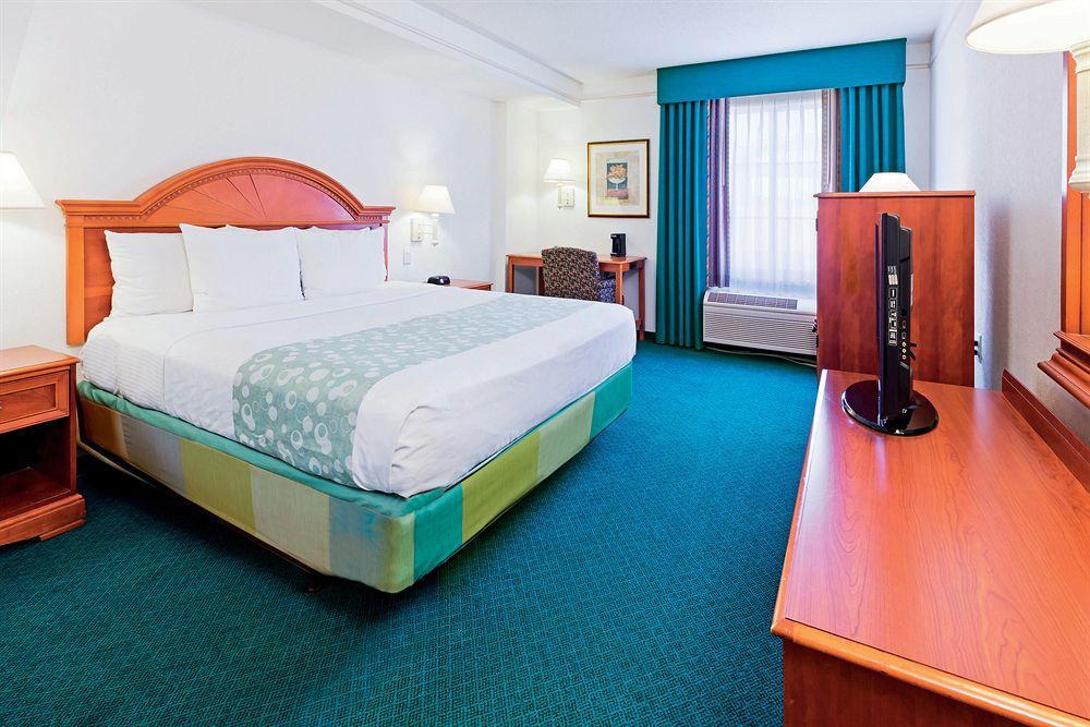 Готель La Quinta By Wyndham San Antonio Airport Екстер'єр фото
